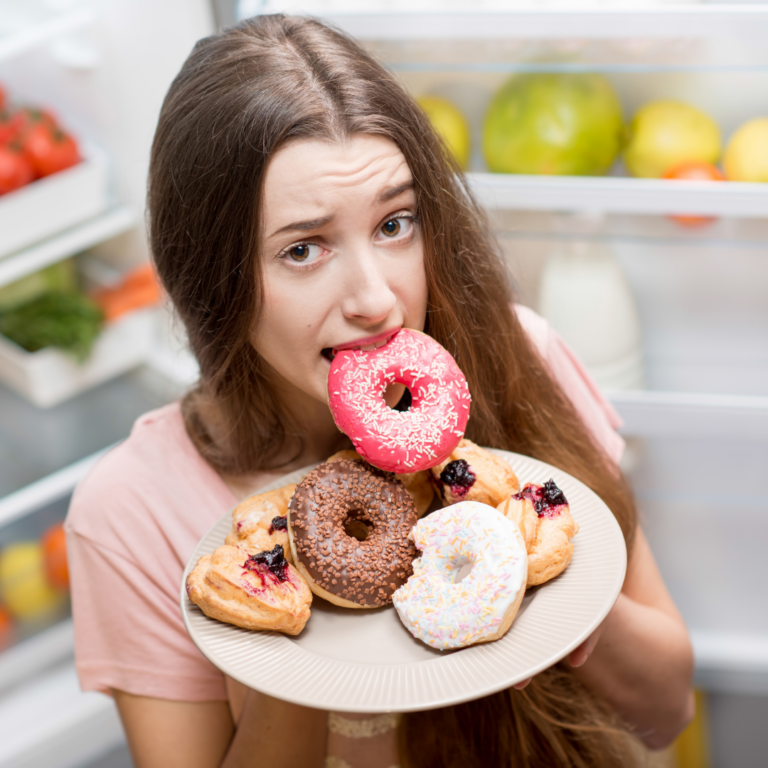 Пончики возле телевизора. Еда вокруг головы. Еда вокруг Мег. People eating Donut.